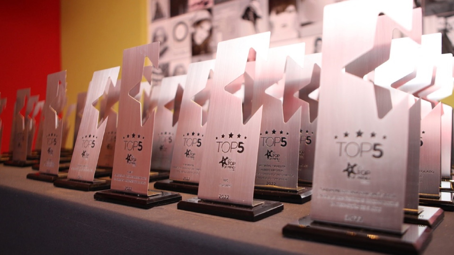 Indicados ao Top5 recebem o troféu do Top of Mind de RH